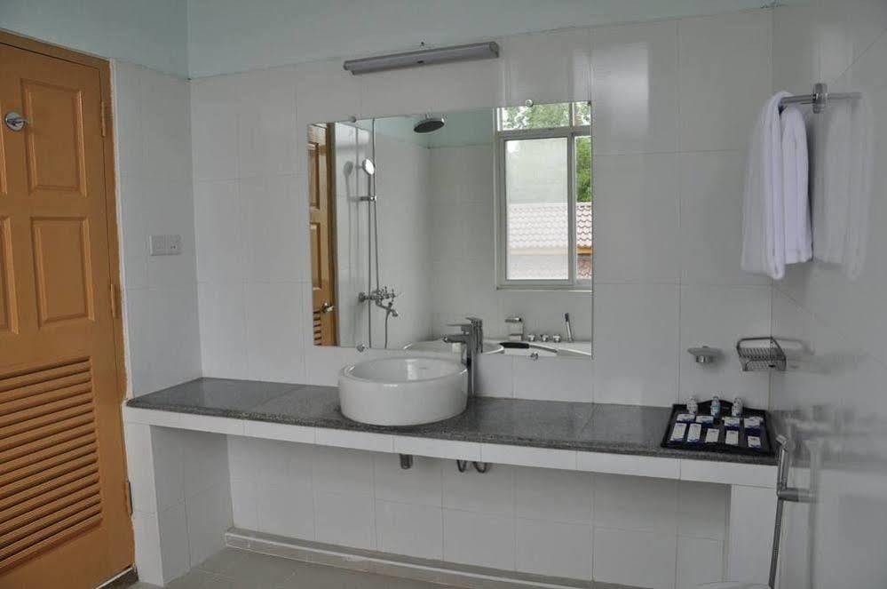 Cassiopeia Hotel Nyaung Shwe Exterior photo